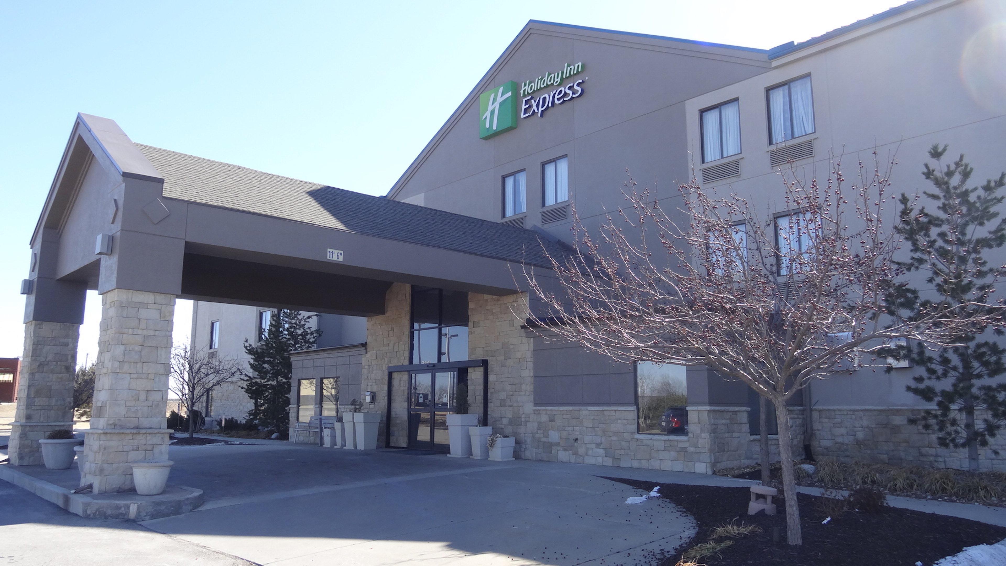 Holiday Inn Express Hotel Kansas City - Bonner Springs By Ihg Exterior foto
